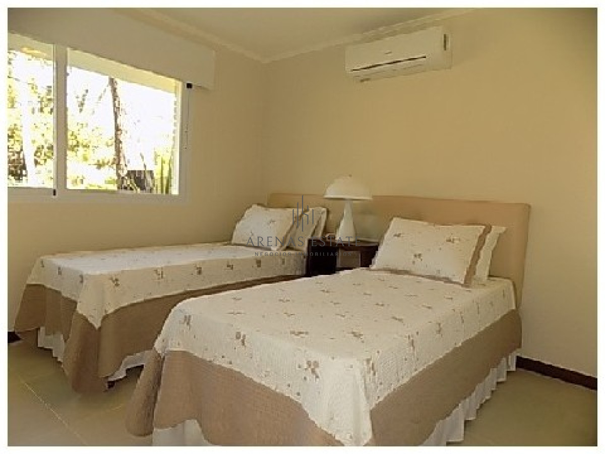 Casa ID.2876 - Casa en Mansa 4 dormitorios con piscina y cochera