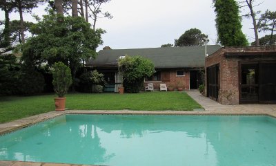 Casa en Mansa 4 dormitorios y dependencia, con piscina y barbacoa