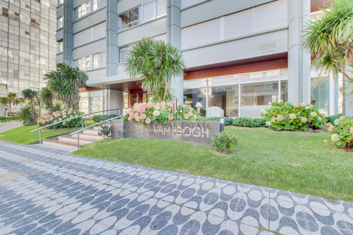 Apartamento ID.2351 - Apartamento en Venta en Península , Punta del Este , 3 dormitorios y servicio