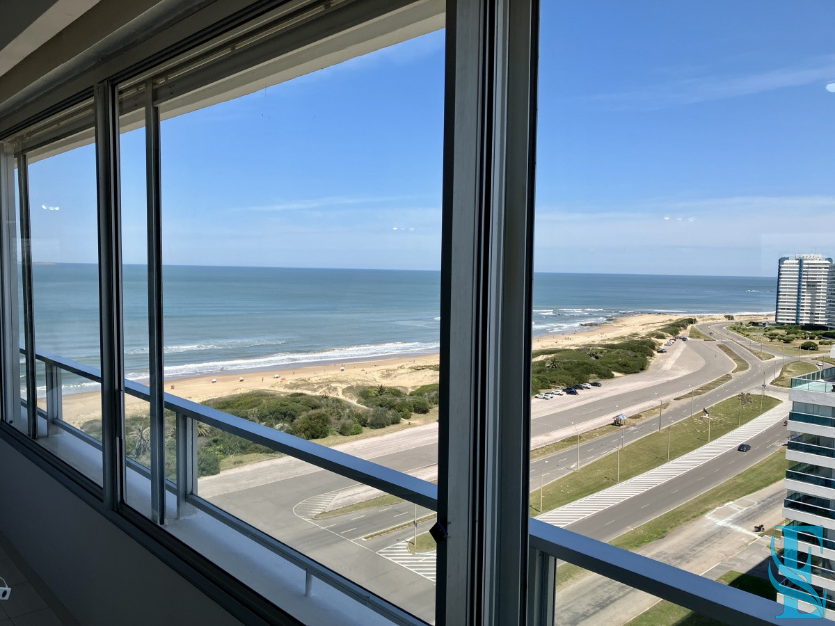 Apartamento en Playa Brava, 3 suite.