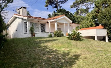 Casa en venta 5 dormitorios  en Cantegril, Punta del Este.