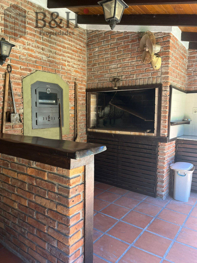 Casa ID.6671 - Alquiler anual ideal uso comercial o familiar .Sobre Avenida Córdoba.
