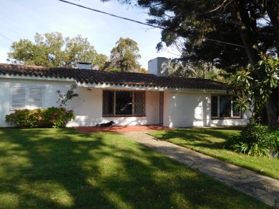 Casa 3 DORMITORIOS en el GOlF- OPORTUNIDAD Construcción solida sobre muy buen terreno