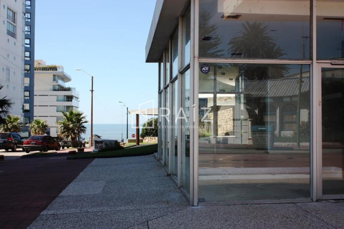 Local Comercial ID.9828 - Local en Punta del Este, Península