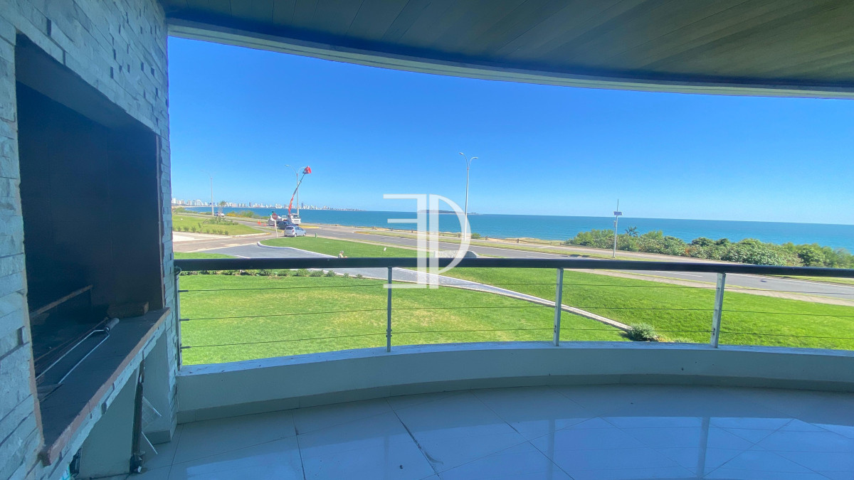 Apartamento ID.1025 - Apartamento en Playa Mansa/Pinares con Terraza y Parrillero Propio