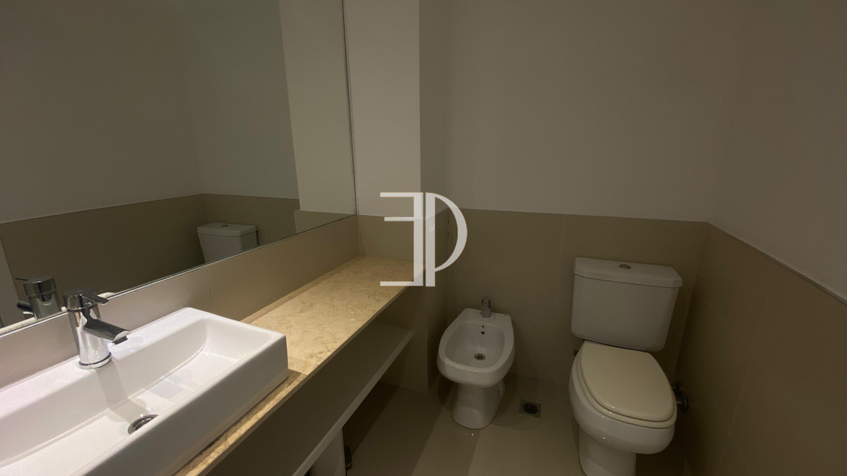 Apartamento ID.1025 - Apartamento en Playa Mansa/Pinares con Terraza y Parrillero Propio