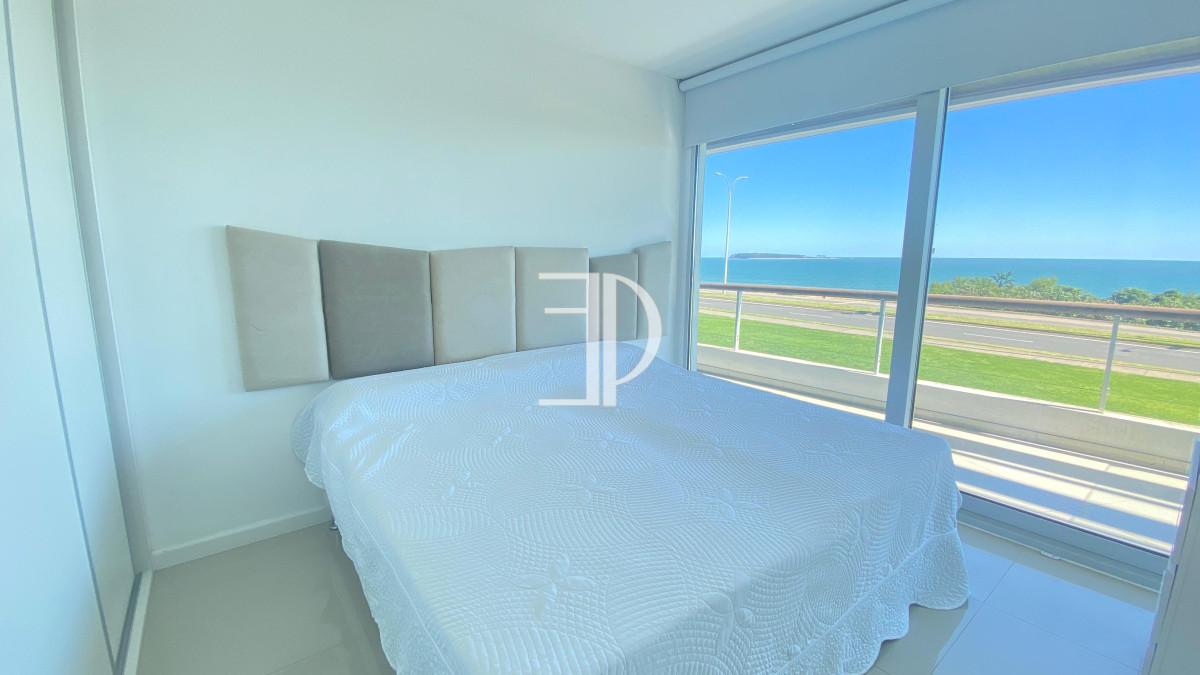 Apartamento ID.1025 - Apartamento en Playa Mansa/Pinares con Terraza y Parrillero Propio