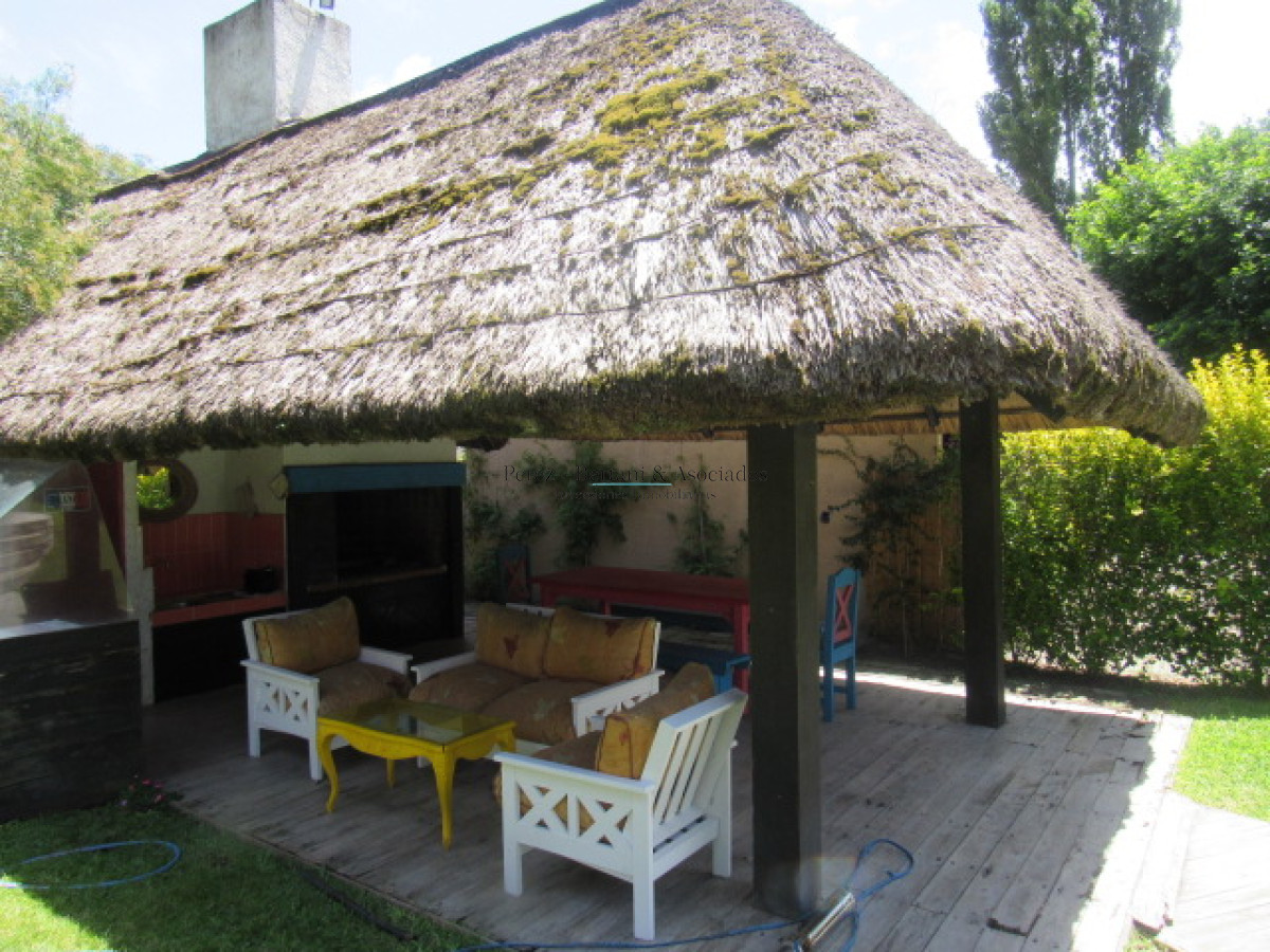 Casa ID.773 - Casa en Pinares 3 dormitorios con piscina y parrillero