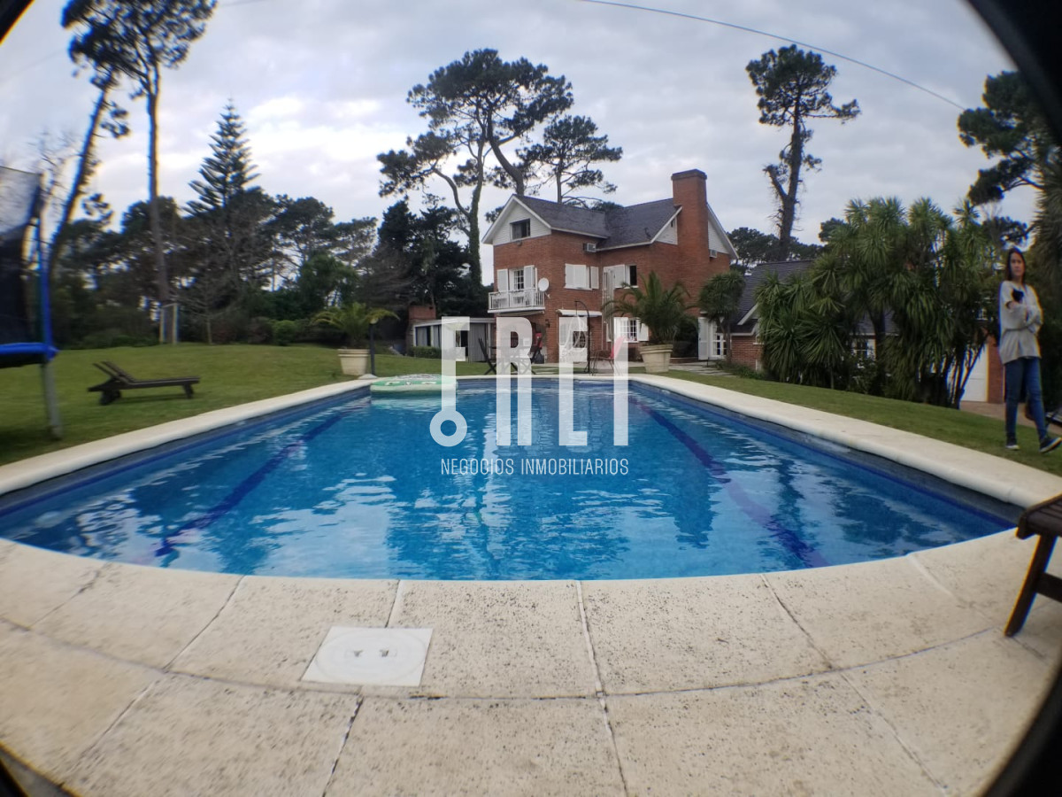 Casa ID.21 - Casa en Mansa 4 dormitorios con piscina y barbacoa