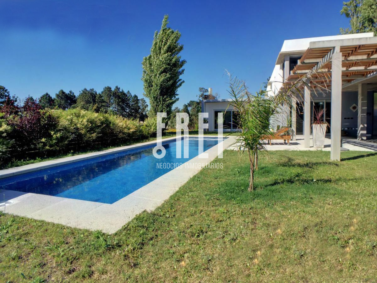 Casa ID.29 - Casa en Barrio Privado 4 dormitorios con piscina