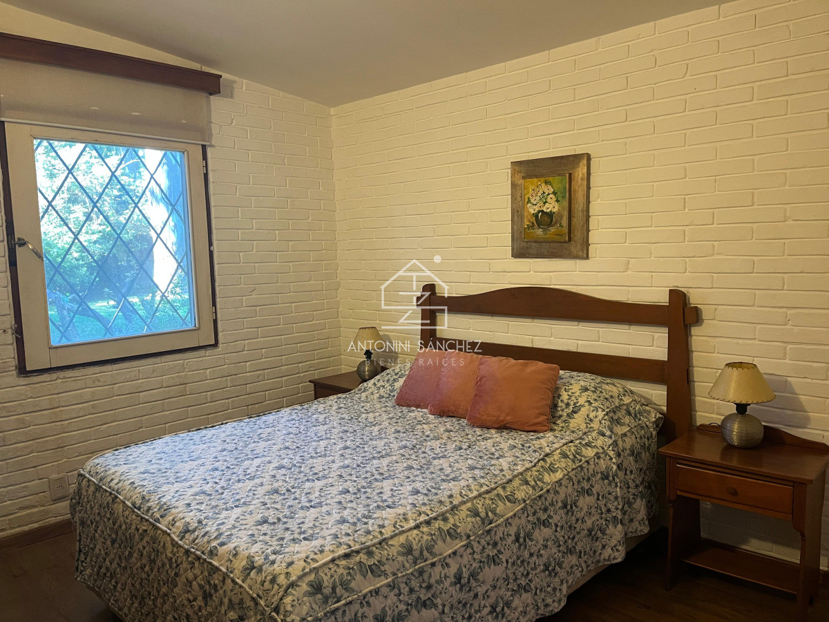 Casa ID.2883 - Alquiler anual ideal uso comercial o familiar .Sobre Avenida Córdoba.