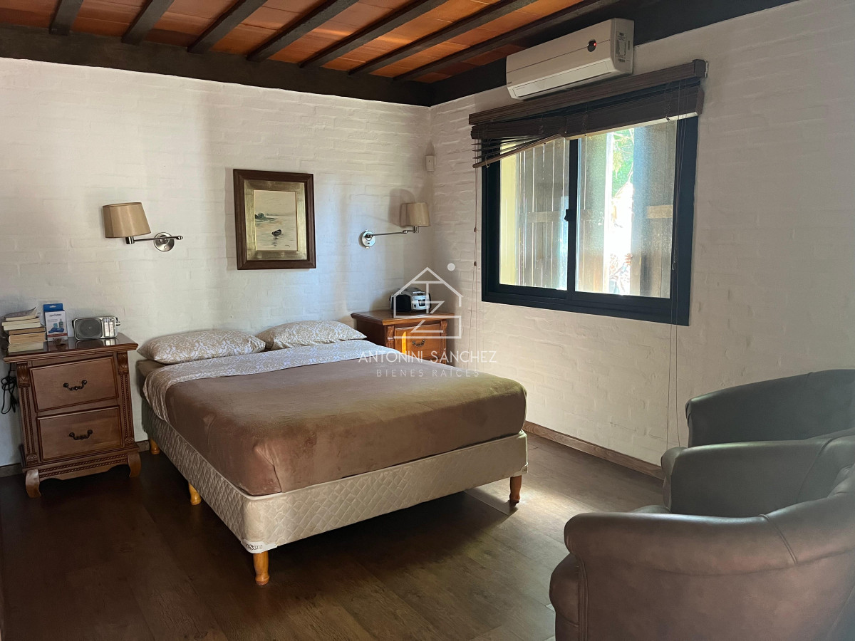 Casa ID.2883 - Alquiler anual ideal uso comercial o familiar .Sobre Avenida Córdoba.