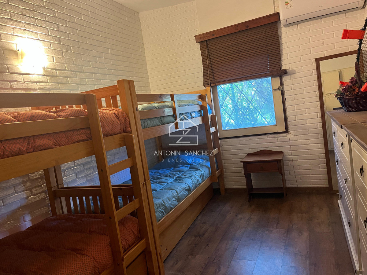 Casa ID.2883 - Alquiler anual ideal uso comercial o familiar .Sobre Avenida Córdoba.