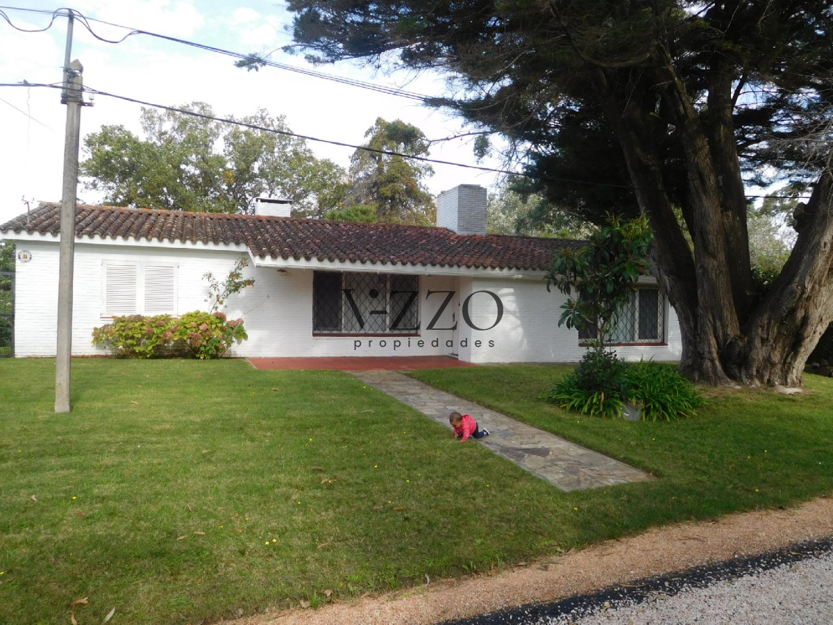 Casa ID.780/Oportunidad-destacada.Construcción-solida-sobre-muy-buen-terreno,-ubicada-en-Golf - Oportunidad destacada.Construcción solida sobre muy buen terreno, ubicada en Golf