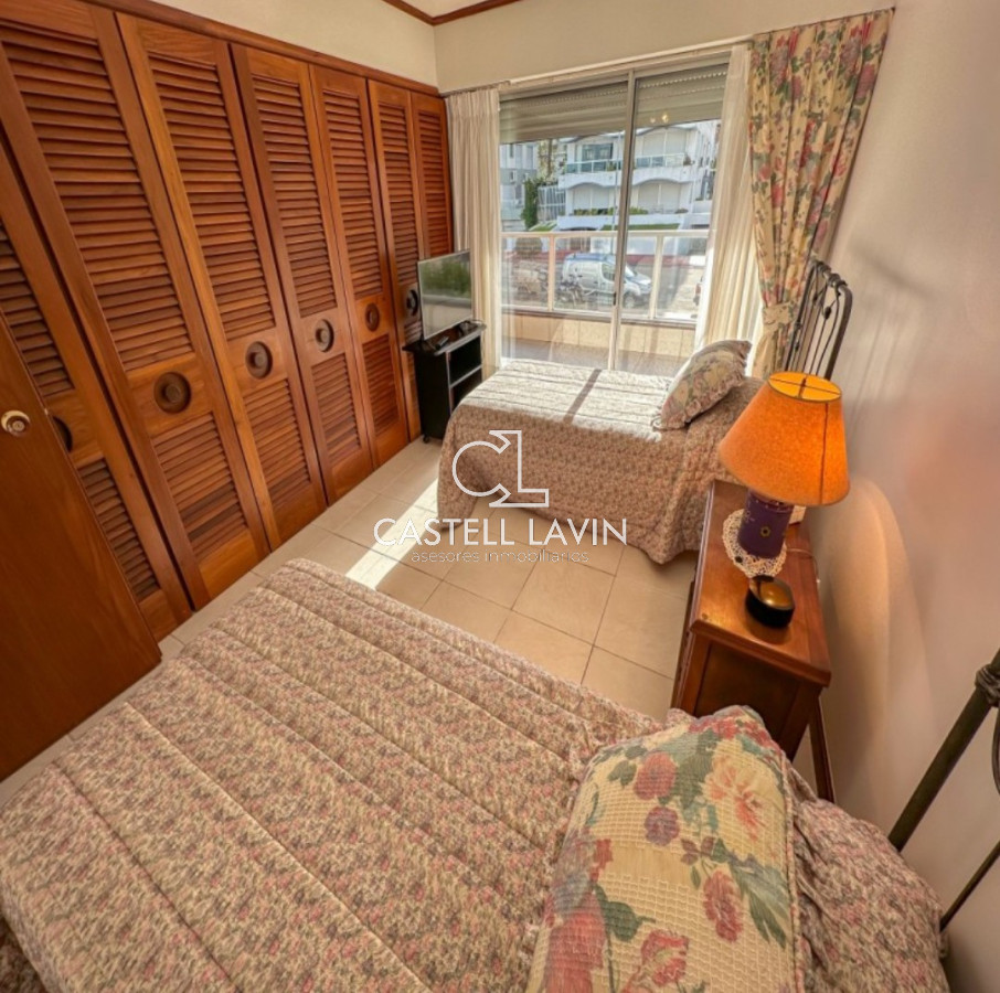 Apartamento ID.218 - Venta Apartamento 2 Dormitorios primera línea al mar Península Punta del Este
