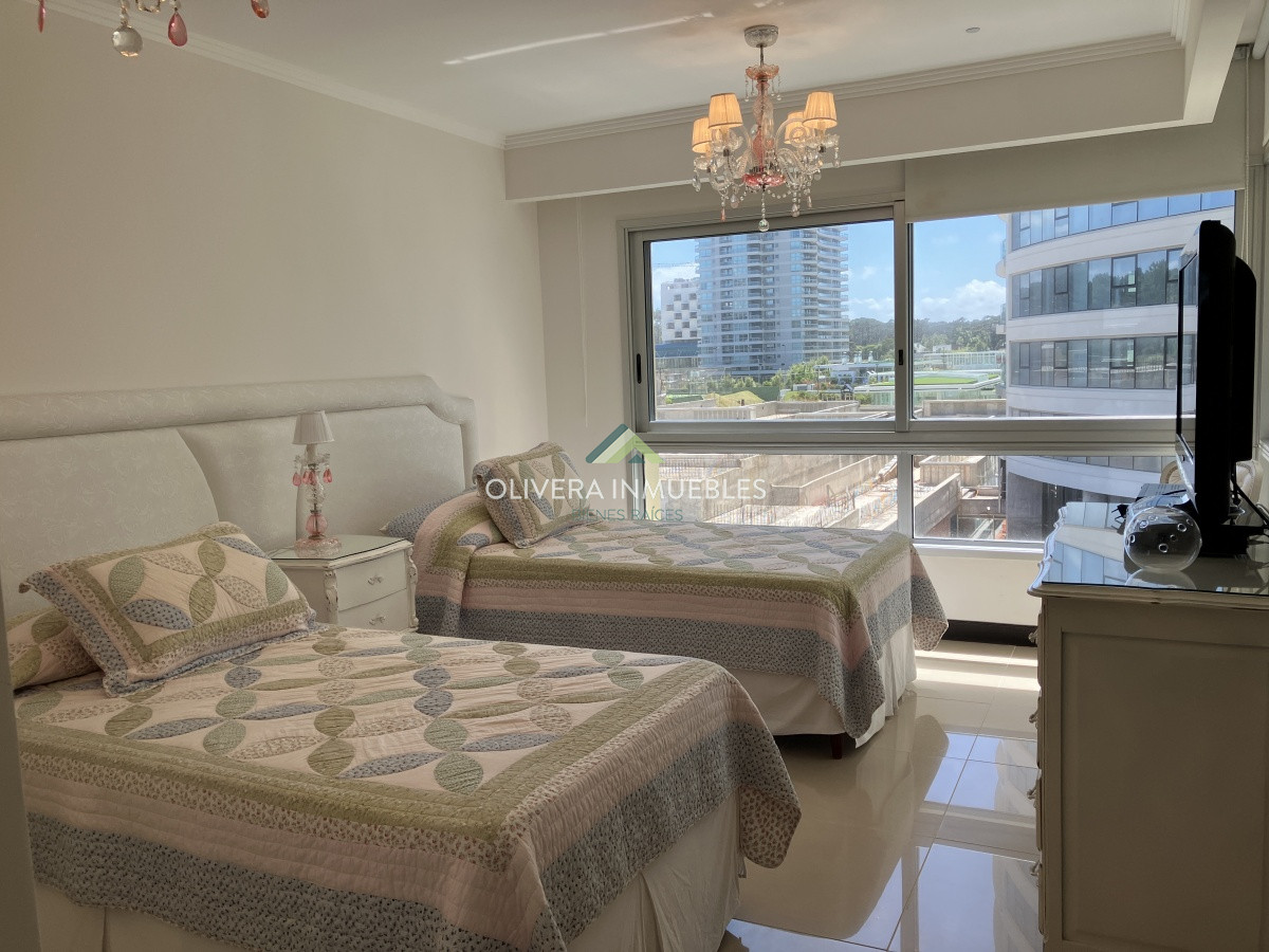 Apartamento ID.11039 - Apartamento en Brava 3 dormitorios con terraza y 2 cocheras