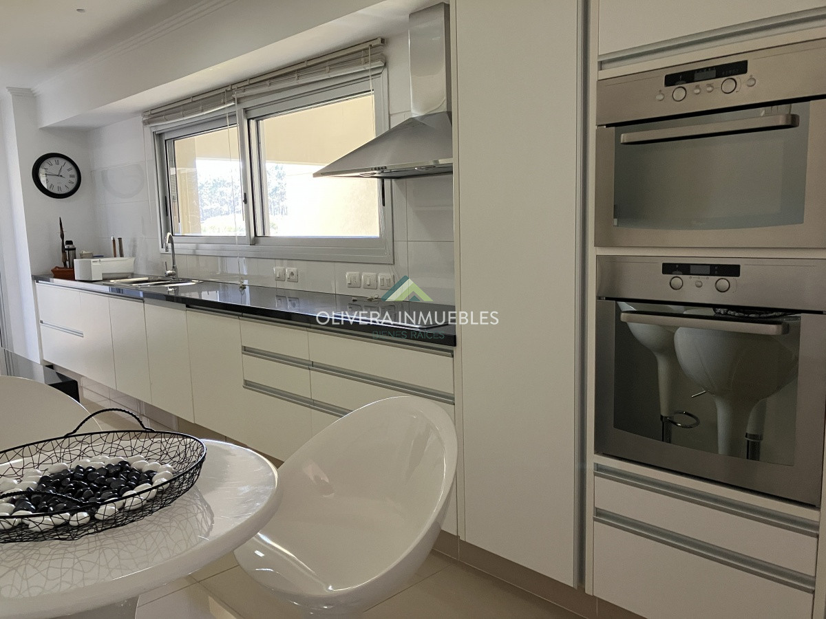 Apartamento ID.11039 - Apartamento en Brava 3 dormitorios con terraza y 2 cocheras