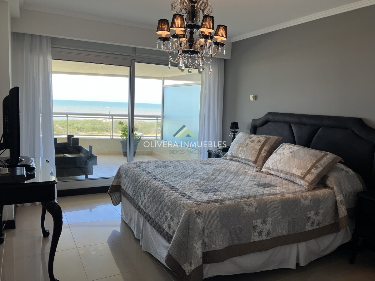 Apartamento ID.11039 - Apartamento en Brava 3 dormitorios con terraza y 2 cocheras