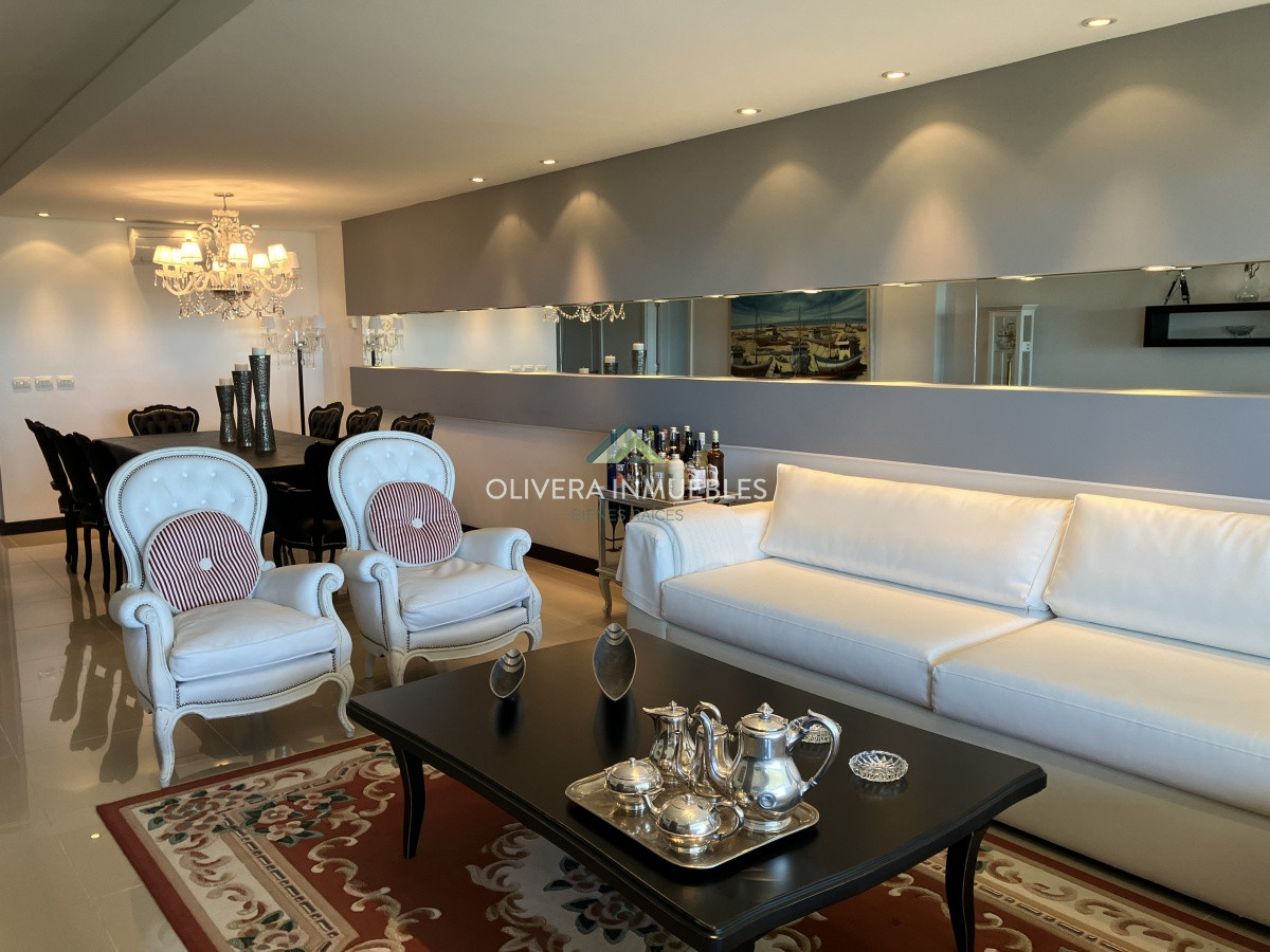 Apartamento ID.11039 - Apartamento en Brava 3 dormitorios con terraza y 2 cocheras