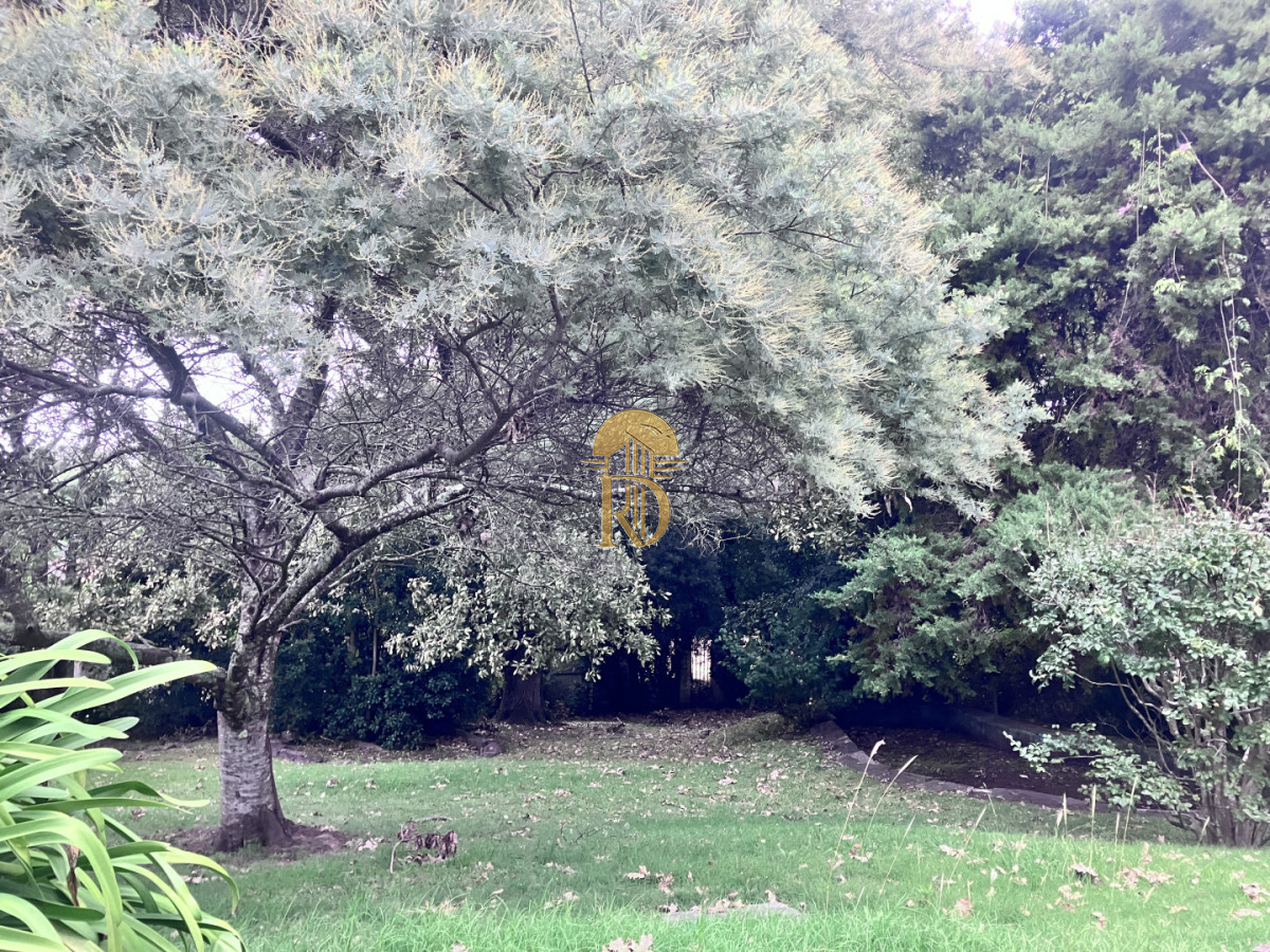 Oportunidad destacada.Construcción solida sobre muy buen terreno, ubicada en Golf -id-762-15