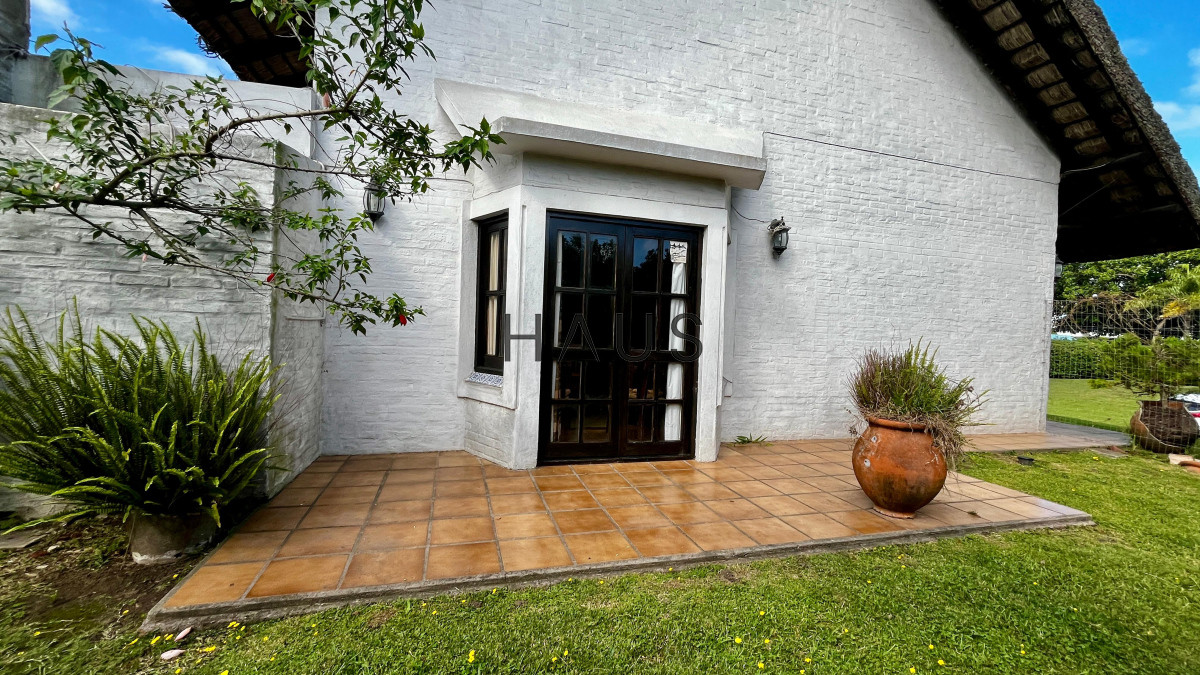 Casa ID.243 -  Tu Refugio en Pinares: Elegancia y Comodidad en Punta del Este