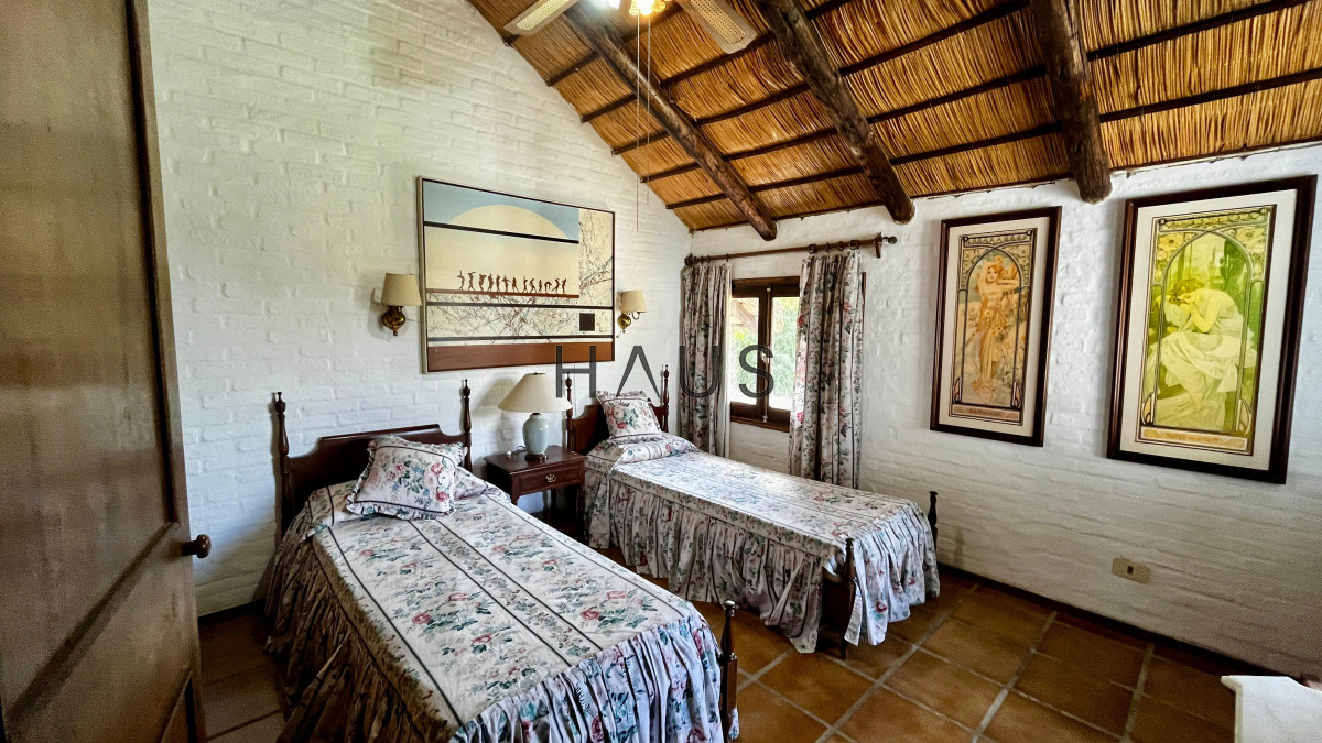 Casa ID.243 -  Tu Refugio en Pinares: Elegancia y Comodidad en Punta del Este