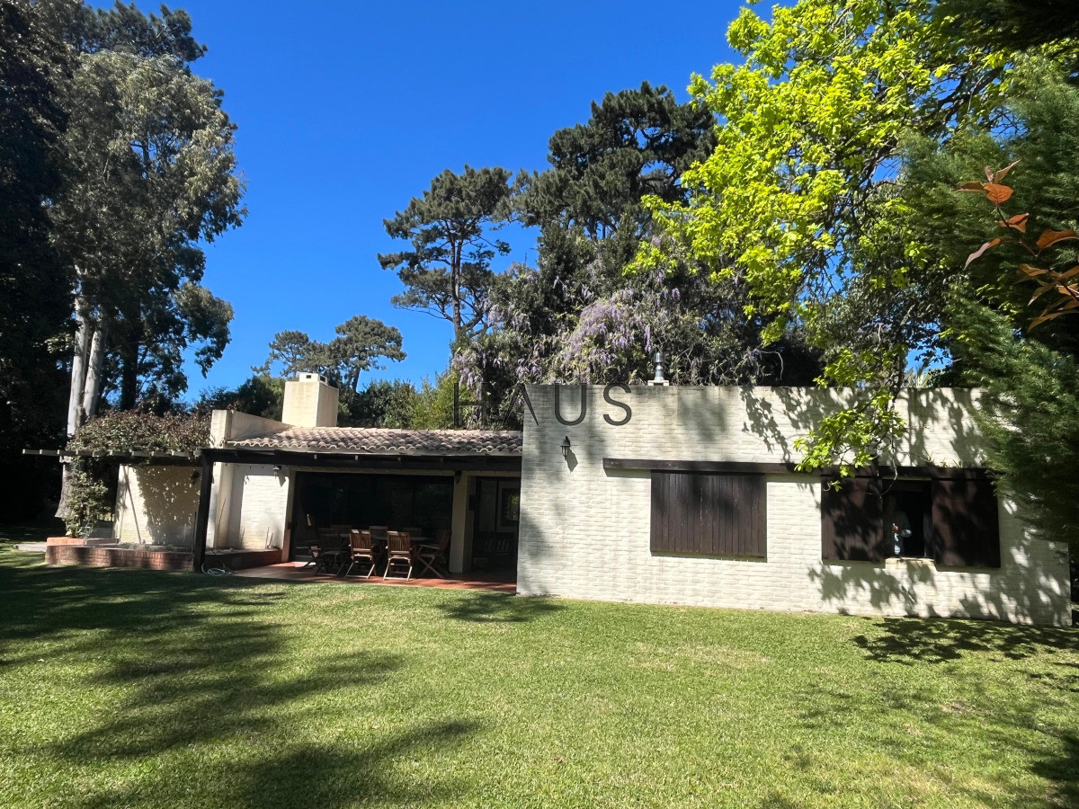 Casa ID.630 - Alquiler anual ideal uso comercial o familiar .Sobre Avenida Córdoba.