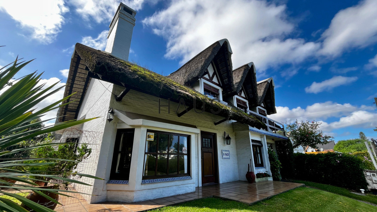 Casa ID.243 -  Tu Refugio en Pinares: Elegancia y Comodidad en Punta del Este