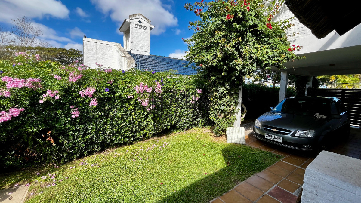 Casa ID.243 -  Tu Refugio en Pinares: Elegancia y Comodidad en Punta del Este