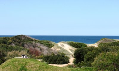 VENTA DE APARTAMENTO DE 3 DORMITORIOS FRENTE AL MAR EN EDIFICIO BLUE BIRD PUNTA DEL ESTE