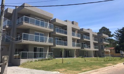 VENTA DE APARTAMENTO DE 2 DORMITORIOS EN MANSA CON PARRILLERO PUNTA DEL ESTE