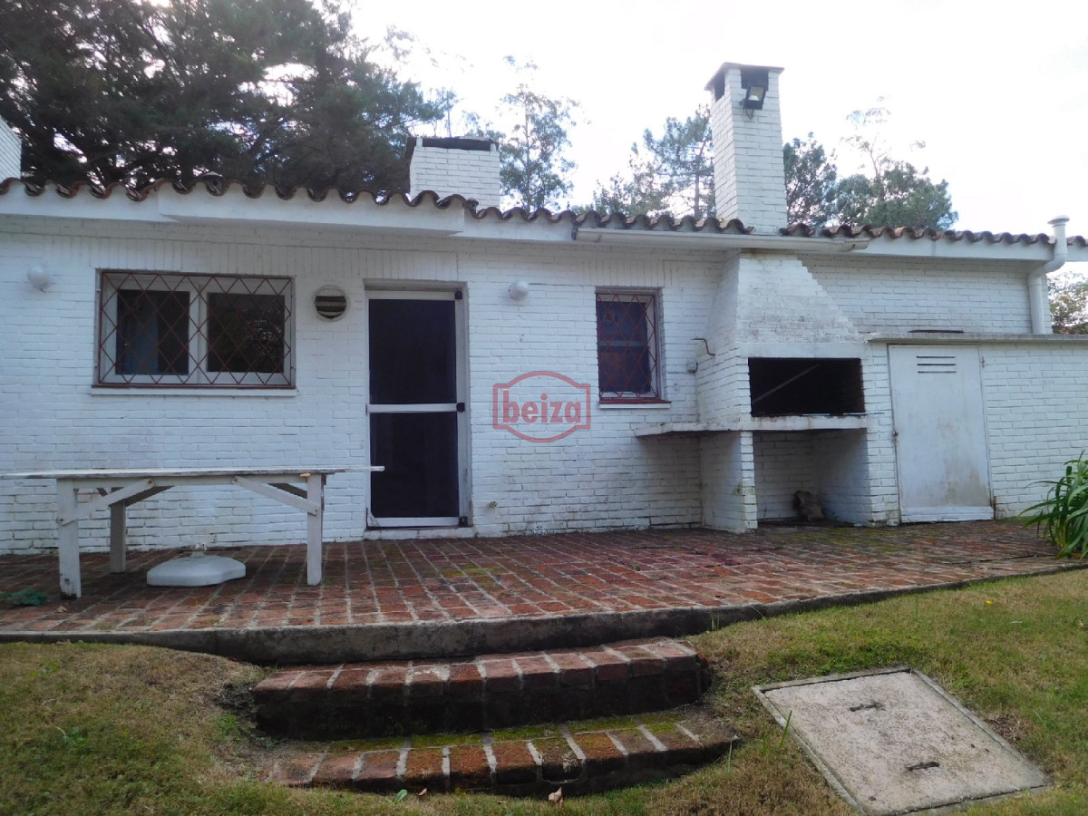 Casa ID.164446/Casas-en-Venta--Beiza-Propiedades - Construcción solida, ubicada en Golf