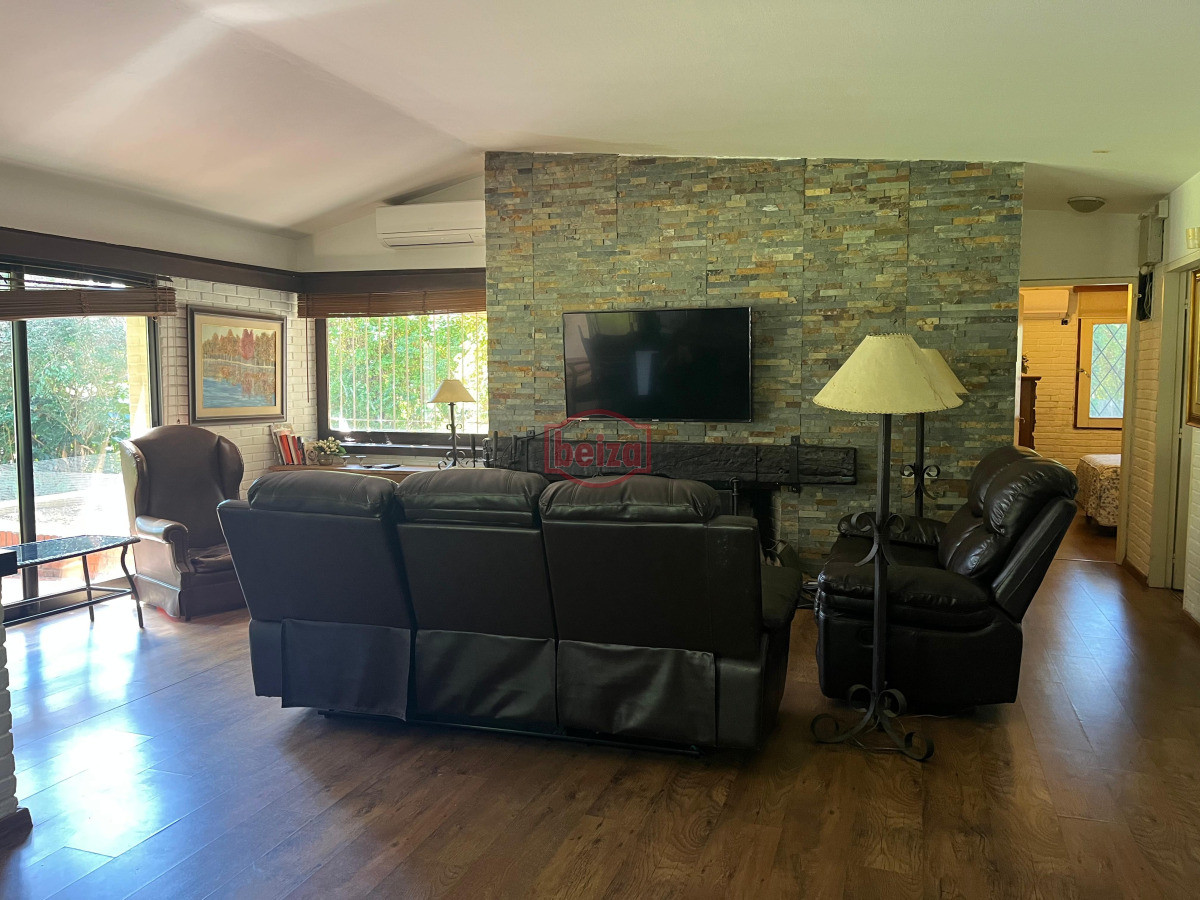 Casa ID.167073/Venta-de-Casa-4-dormitorios-en-Portezuelo,-Punta-del-Este. - Alquiler anual ideal uso comercial o familiar .Sobre Avenida Córdoba.