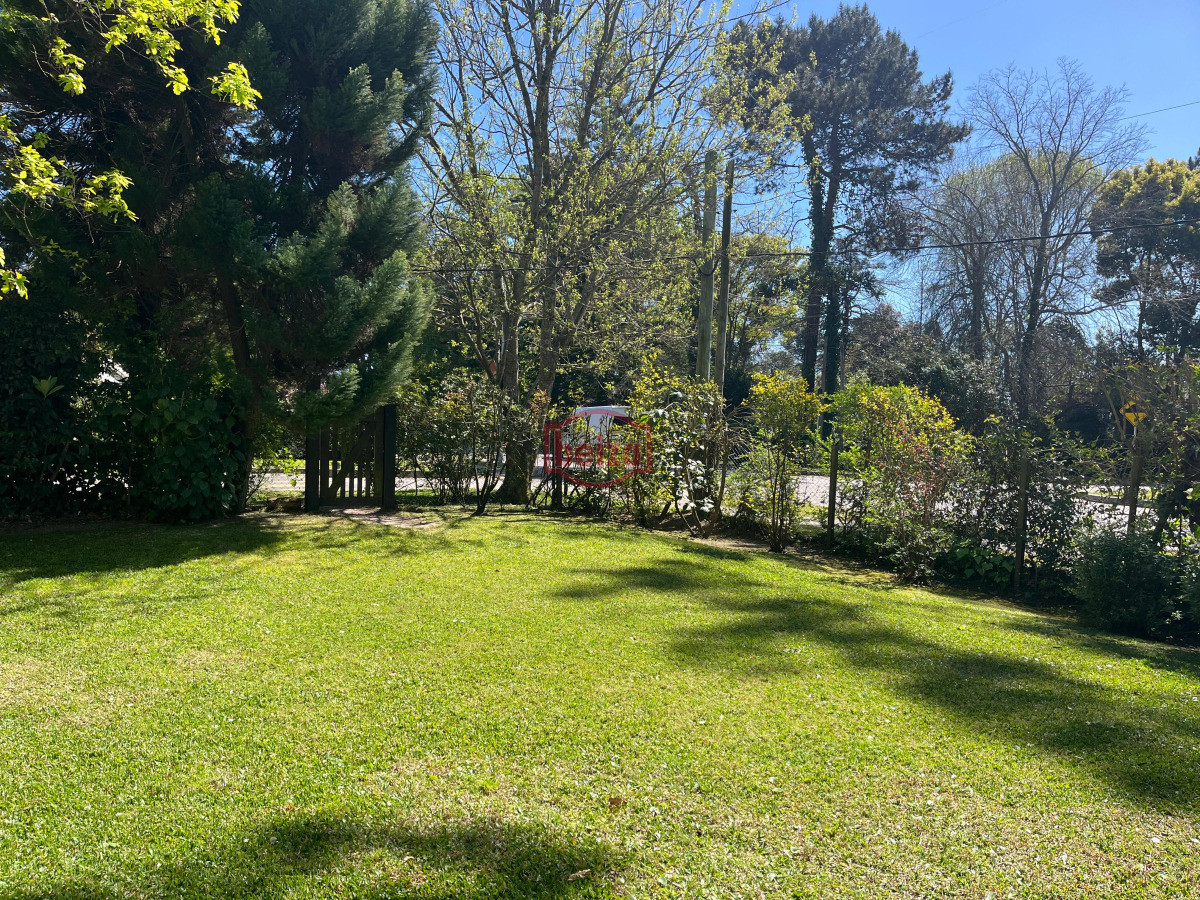 Casa ID.167073/Venta-de-Casa-4-dormitorios-en-Portezuelo,-Punta-del-Este. - Alquiler anual ideal uso comercial o familiar .Sobre Avenida Córdoba.