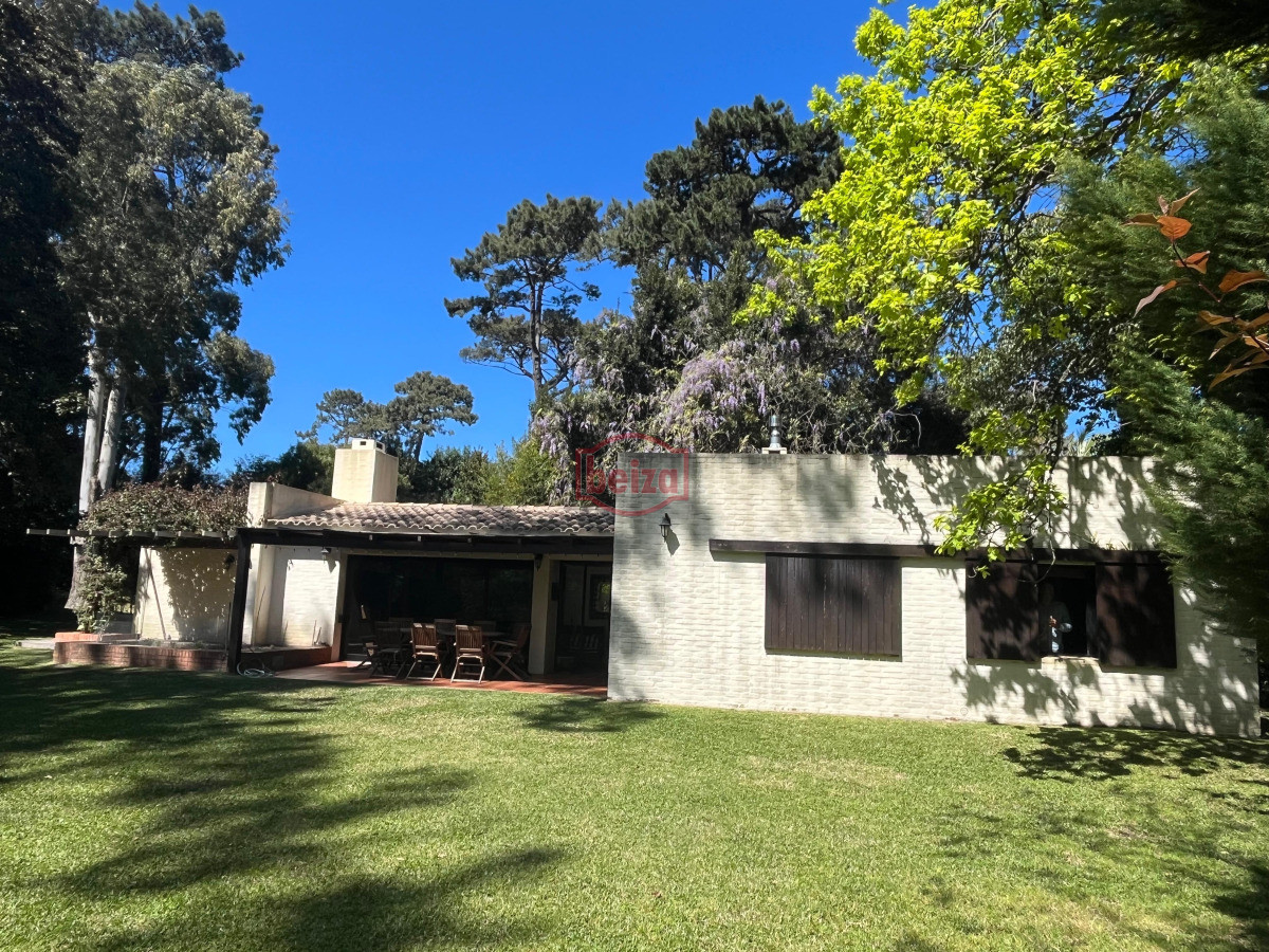 Casa ID.167073/Venta-de-Casa-4-dormitorios-en-Portezuelo,-Punta-del-Este. - Alquiler anual ideal uso comercial o familiar .Sobre Avenida Córdoba.