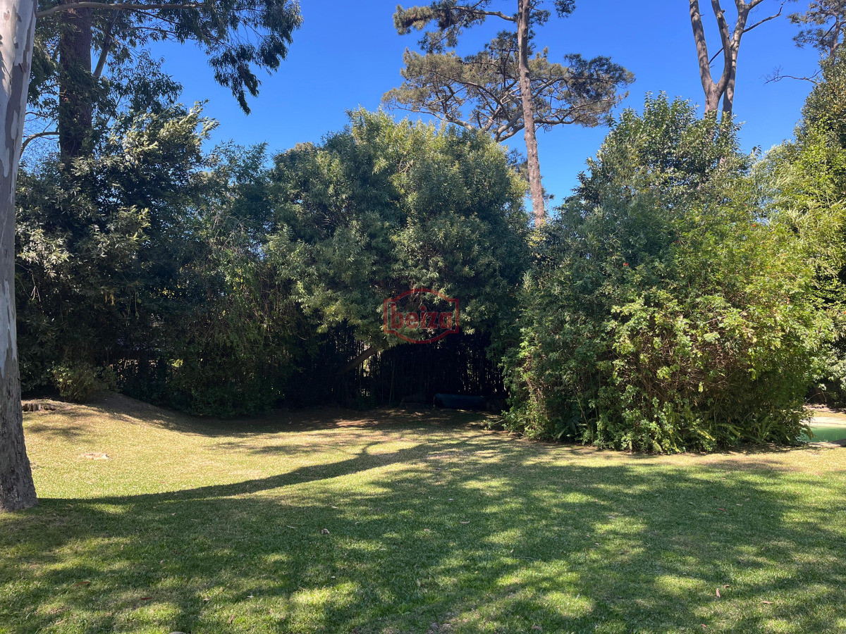 Casa ID.167073/Venta-de-Casa-4-dormitorios-en-Portezuelo,-Punta-del-Este. - Alquiler anual ideal uso comercial o familiar .Sobre Avenida Córdoba.