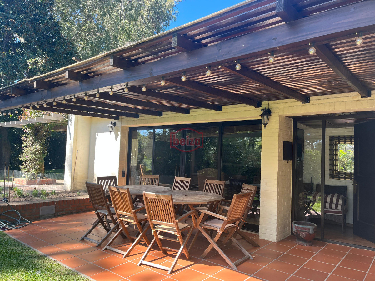 Casa ID.167073/Venta-de-Casa-4-dormitorios-en-Portezuelo,-Punta-del-Este. - Alquiler anual ideal uso comercial o familiar .Sobre Avenida Córdoba.