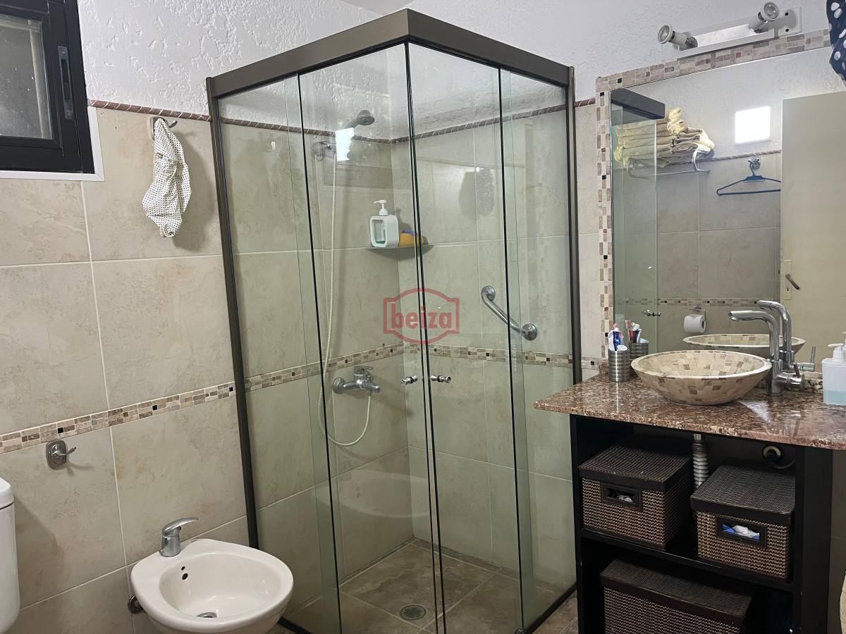 Casa ID.167073/Venta-de-Casa-4-dormitorios-en-Portezuelo,-Punta-del-Este. - Alquiler anual ideal uso comercial o familiar .Sobre Avenida Córdoba.