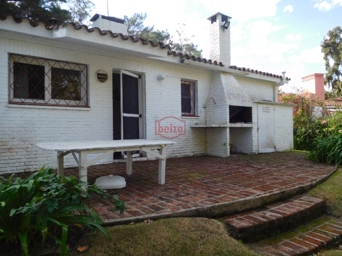 Casa ID.164446/Casas-en-Venta--Beiza-Propiedades - Construcción solida, ubicada en Golf