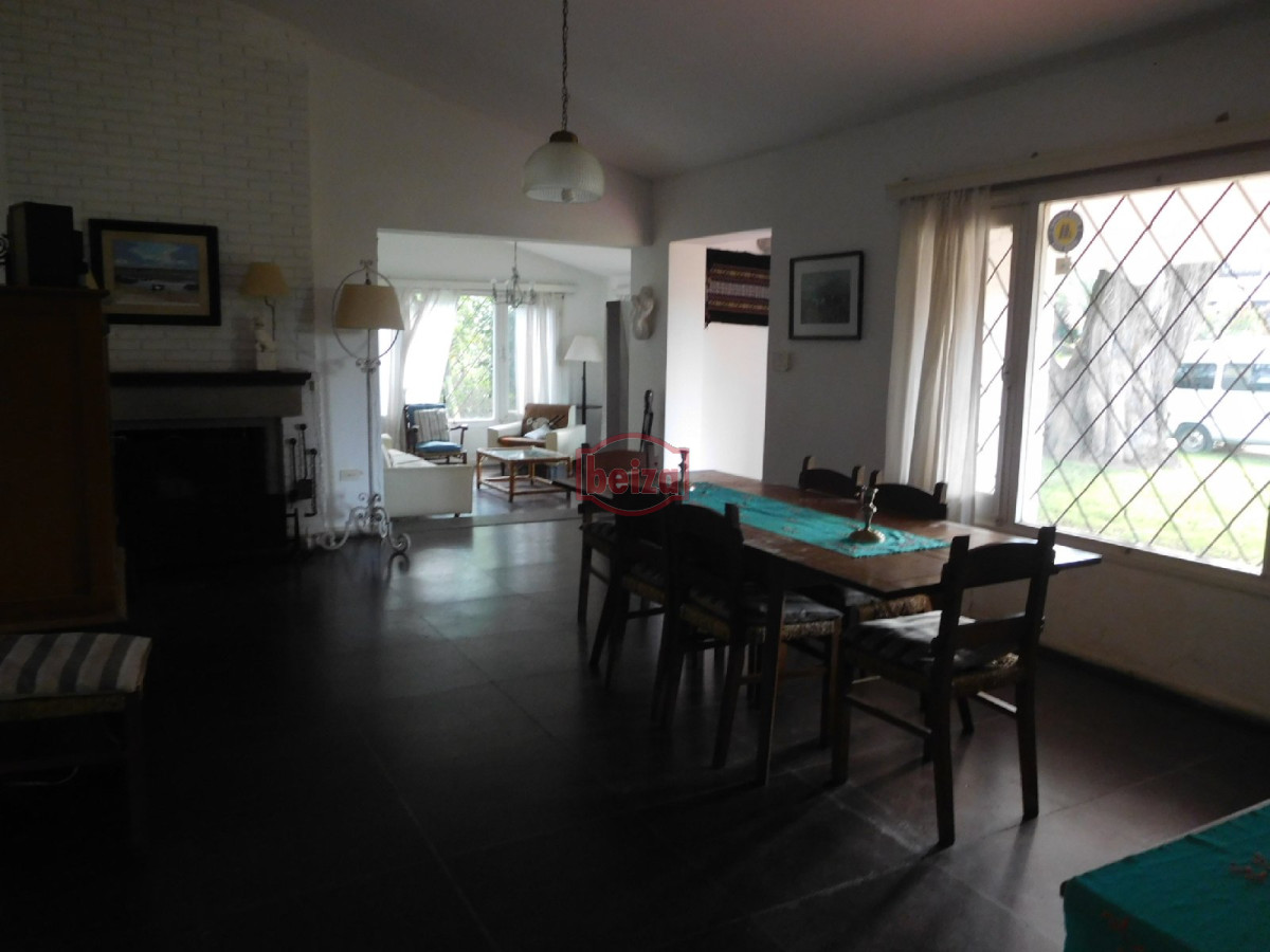 Casa ID.164446/Casas-en-Venta--Beiza-Propiedades - Construcción solida, ubicada en Golf