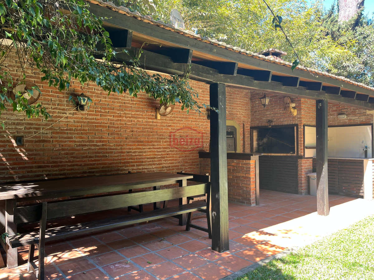 Casa ID.167073/Venta-de-Casa-4-dormitorios-en-Portezuelo,-Punta-del-Este. - Alquiler anual ideal uso comercial o familiar .Sobre Avenida Córdoba.
