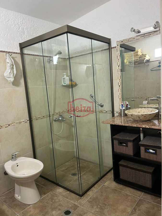 Casa ID.167073/Venta-de-Casa-4-dormitorios-en-Portezuelo,-Punta-del-Este. - Alquiler anual ideal uso comercial o familiar .Sobre Avenida Córdoba.