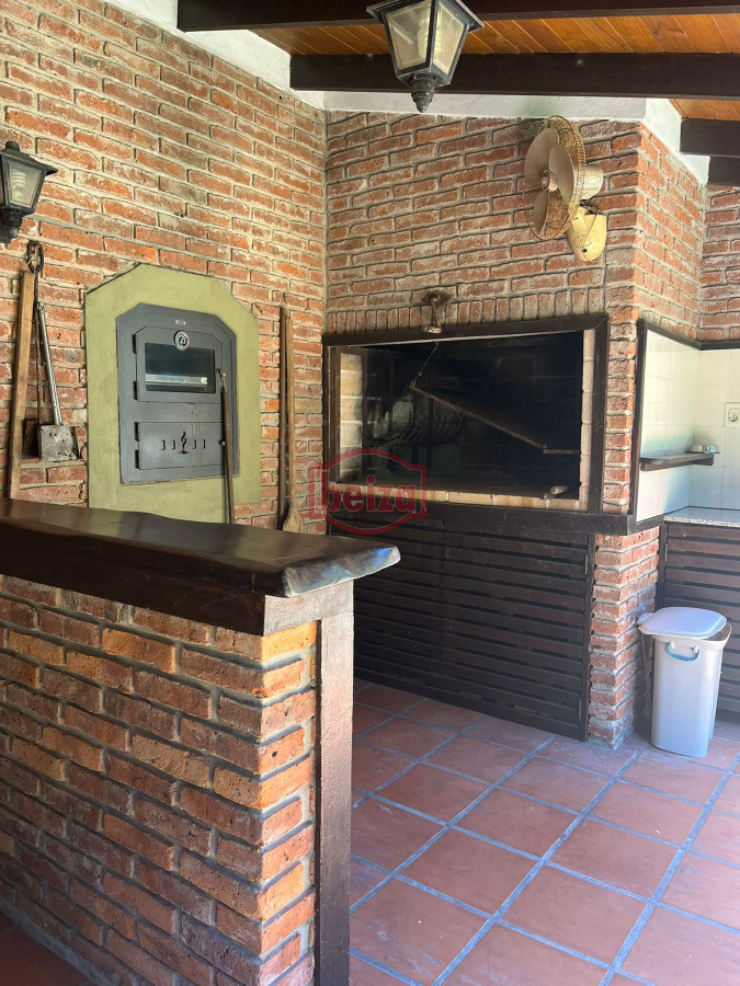 Casa ID.167073/Venta-de-Casa-4-dormitorios-en-Portezuelo,-Punta-del-Este. - Alquiler anual ideal uso comercial o familiar .Sobre Avenida Córdoba.