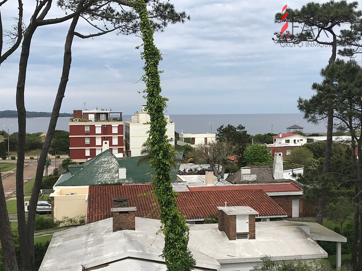 Apartamento en Mansa 4 dormitorios con terraza, parrillero y cochera - FAR36925A