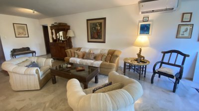 ¡Tu hogar ideal te espera en nuestro exclusivo apartamento con una planta espaciosa, similar a una casa! 