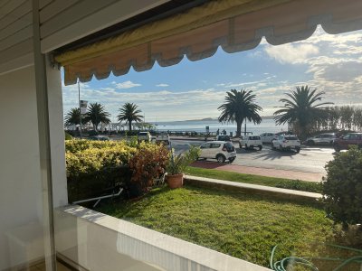 Apartamento en planta baja frente al Puerto de Punta del Este ? ¡Con jardín propio!