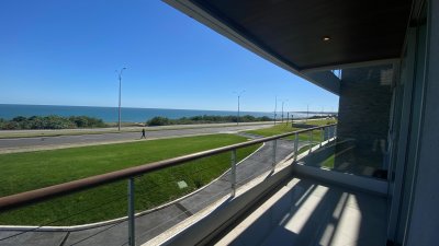 Apartamento en Playa Mansa/Pinares con Terraza y Parrillero Propio