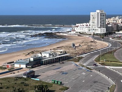 Piso alto con vista franca a playa brava 