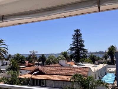 A metros del puerto y Faro de Punta del Este, con vista al mar.