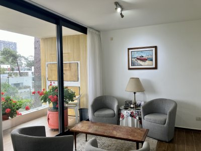 Apartamento en venta en playa Mansa 2 dormitorios.
